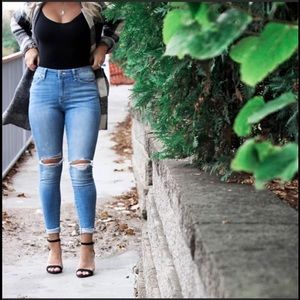 NWT RIPPED KNEE SKINNY JEANS